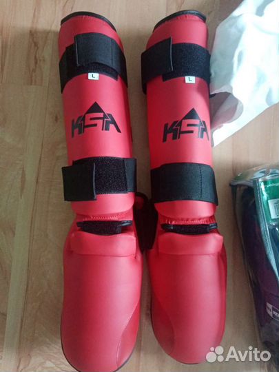 Кимоно, боксёрские перчатки, защита на ноги