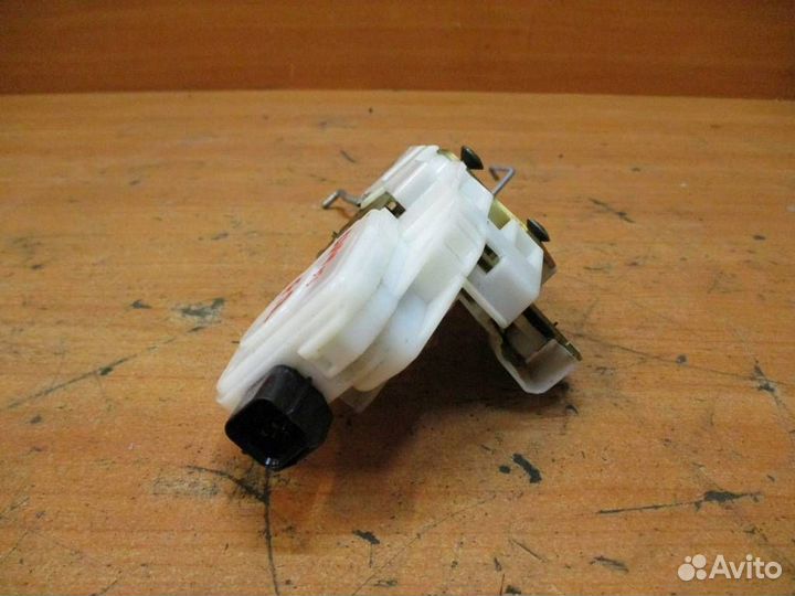 Замок двери передней правой Mitsubishi Outlander