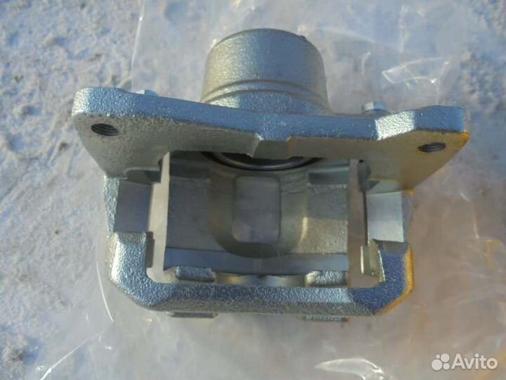 Суппорт передний правый Toyota Corolla Fielder