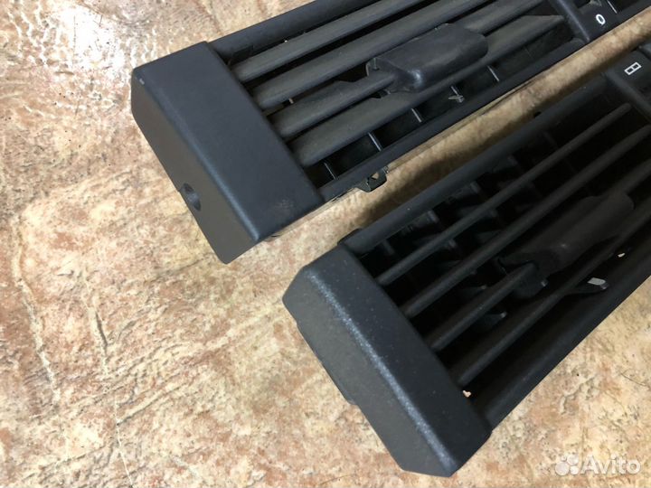 Дефлекторы воздуха торпедо W124 оригинал