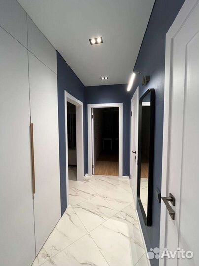 Зеркало в стальной раме