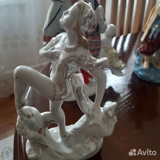 Статуэтка фарфор