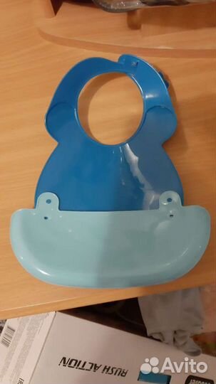 Нагрудник силиконовый с карманом