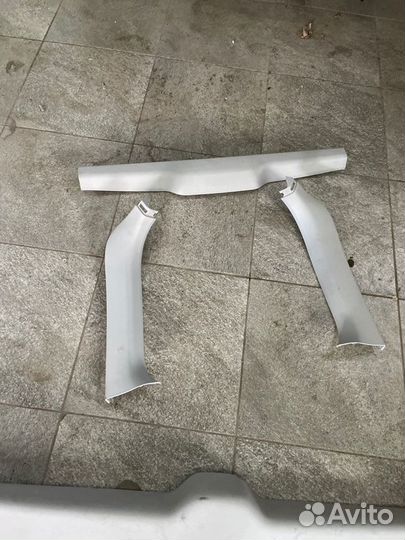 Обшивка крышки багажника Toyota Land Cruiser 200