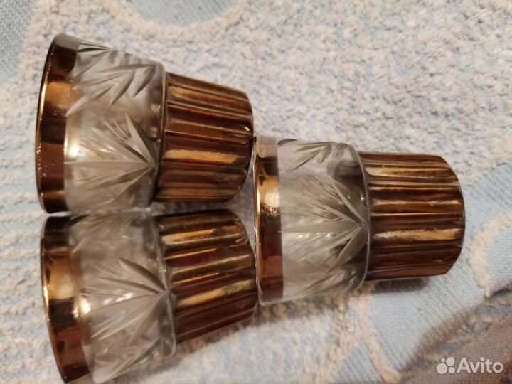 Пластиковая и стеклянная посуда и стопки