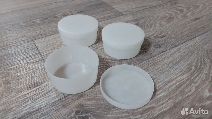 Банка пластиковая с крышкой