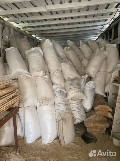 Опилки в мешках