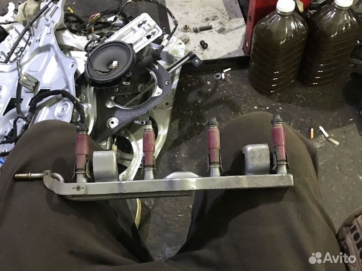 Топливная рампа с форсунками Мазда bk 1.6