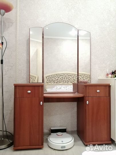 Трюмо с зеркалом бу в хорошем состоянии. Торг