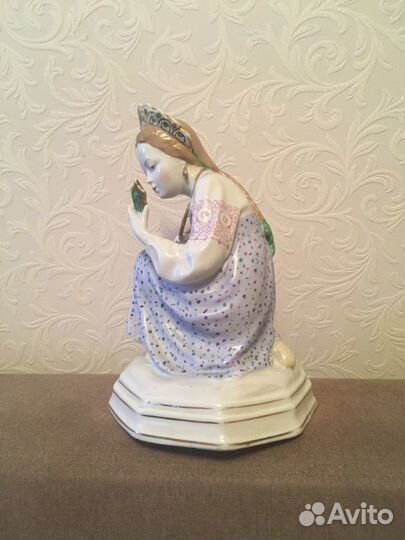 Фарфоровая статуэтка