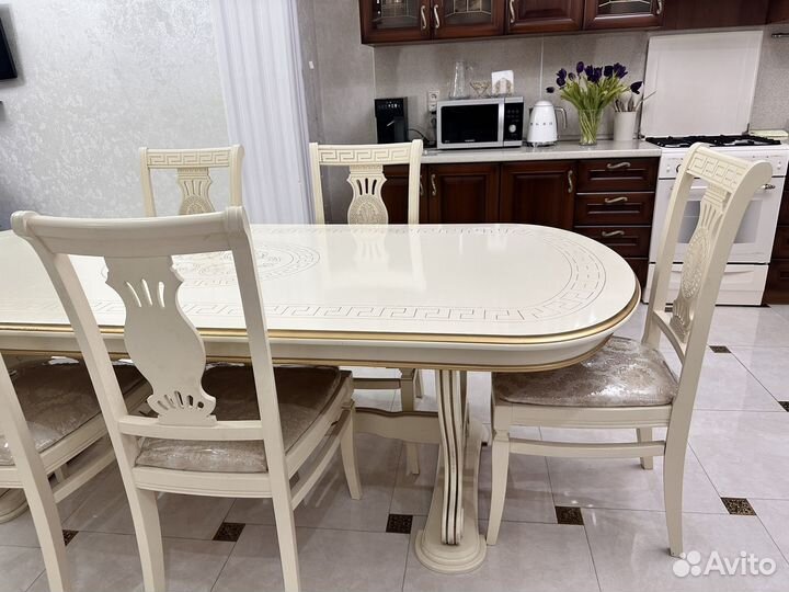 Стол и стулья