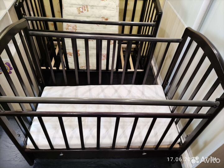 Детская кроватка с продольным маятником