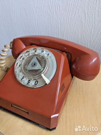 Старый стационарный телефон СССР