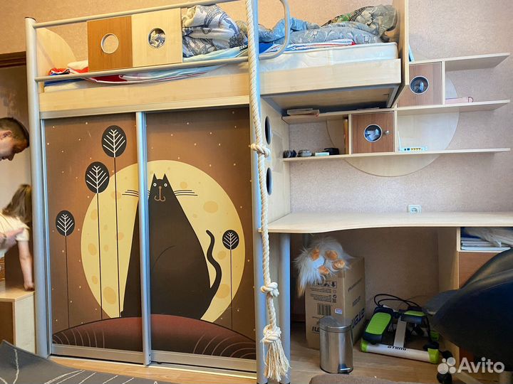 Детская двухярусная кровать со столом