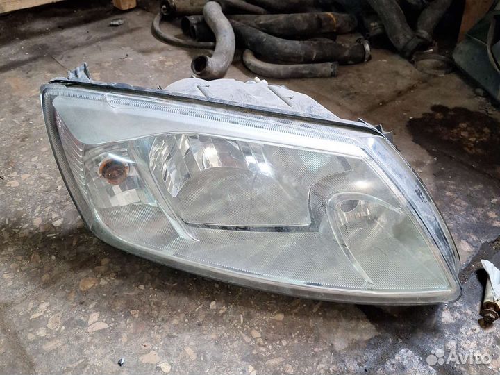 Фара гранта правая