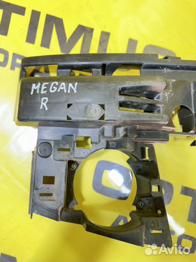Кронштейн переднего бампера правый Renault Megane2