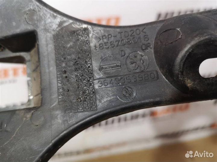 Кронштейн заднего бампера правый Peugeot 307 1.6
