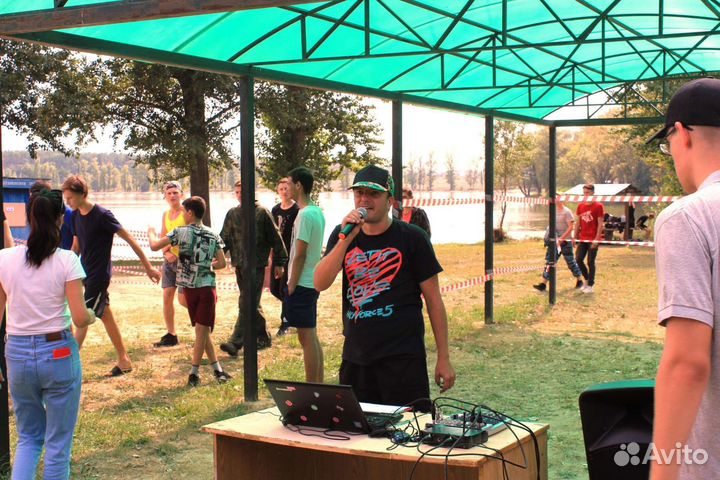 Ведущий на торжество