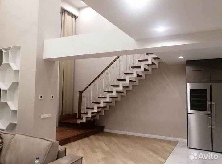 Лестница с площадкой на второй этаж