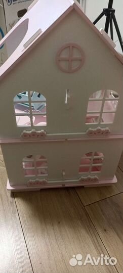 Большой кукольный домик с мебелью