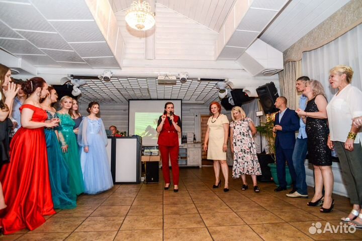 Ведущая и диджей