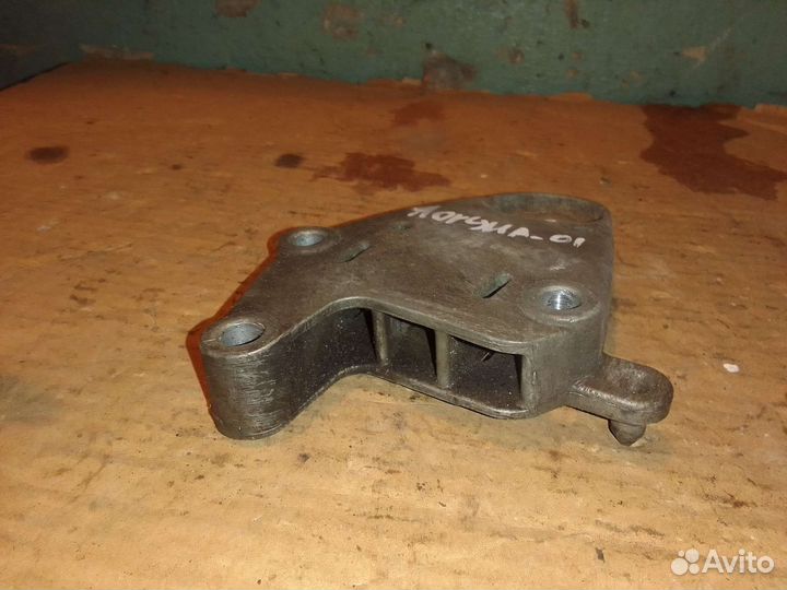 Кронштейн двс верхний правый 1.8 Renault Laguna 1