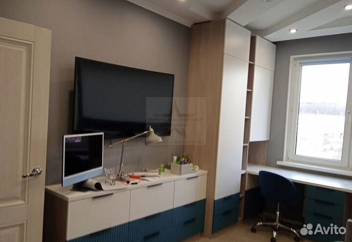 Рабочая зона в углу у окна