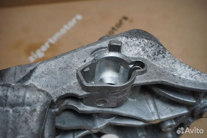 Кронштейн генератора 06J903143AH