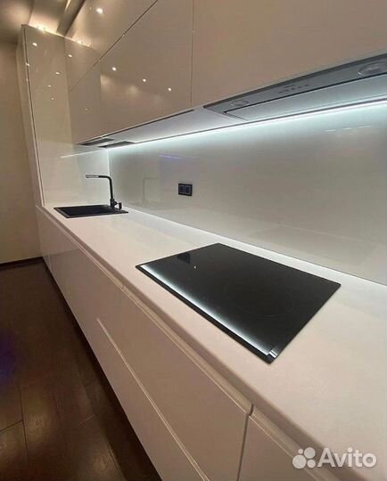 Кухня белая прямая