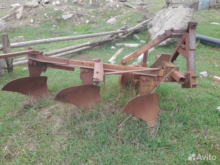 Плуг трехкорпусный