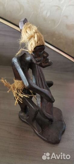 Статуэтка асмат-виолончелист