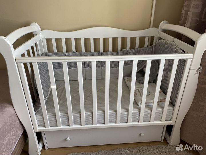 Кровать детская с маятником