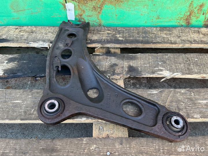 Рычаг передний правый Opel Vivaro