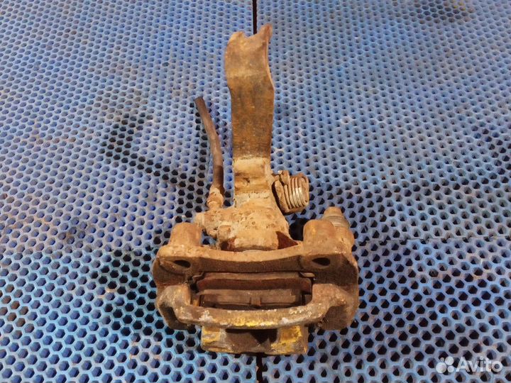 Суппорт задний правый Kia Shuma II