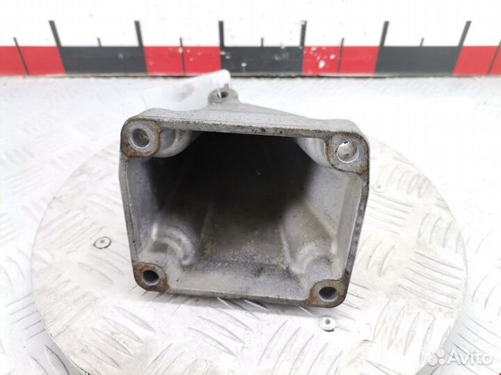 Кронштейн двигателя Mercedes-Benz C-Класс