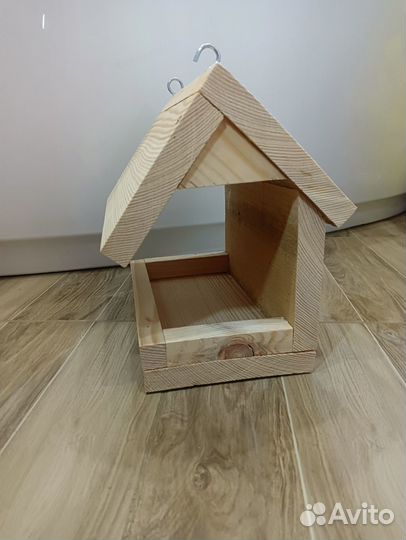 Кормушка для птиц из дерева и спилов