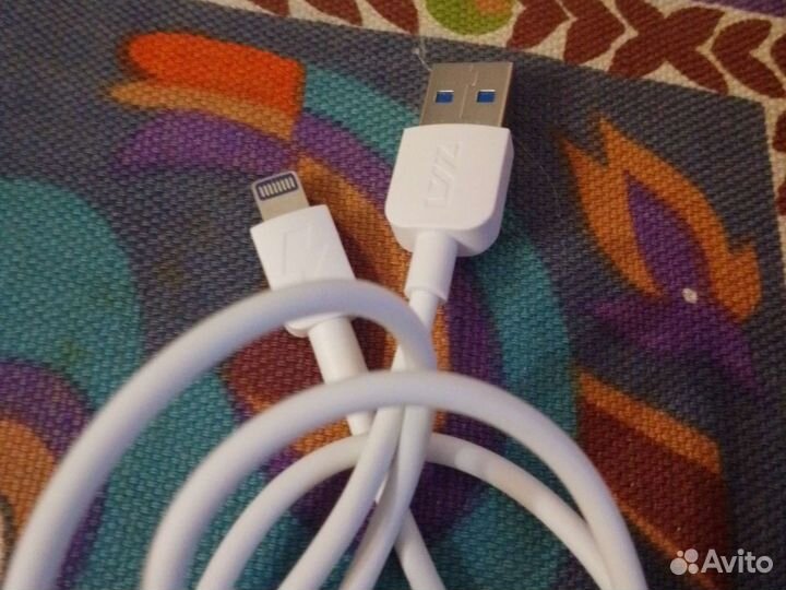 Провод для зарядки на iPhone