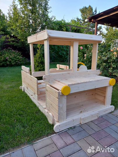 Деревянная машинка для детской площадки