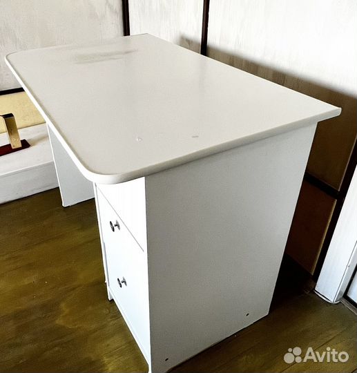 Рабочий стол белый