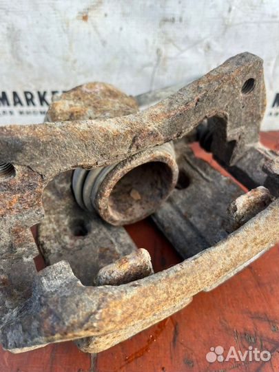 Суппорт передний правый Mitsubishi Colt 1.5 2006