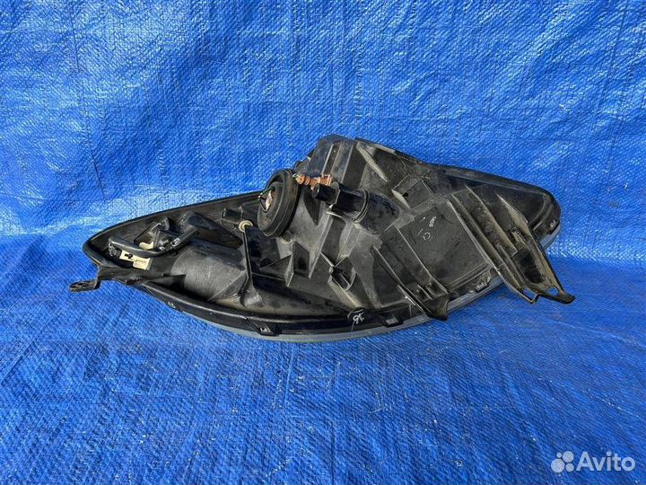 Фара правая toyota vitz