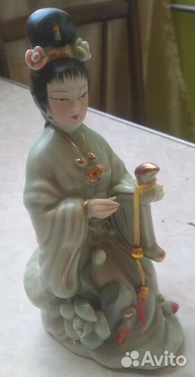 Статуетка японка