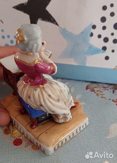 Статуэтка дама с книгой Германия