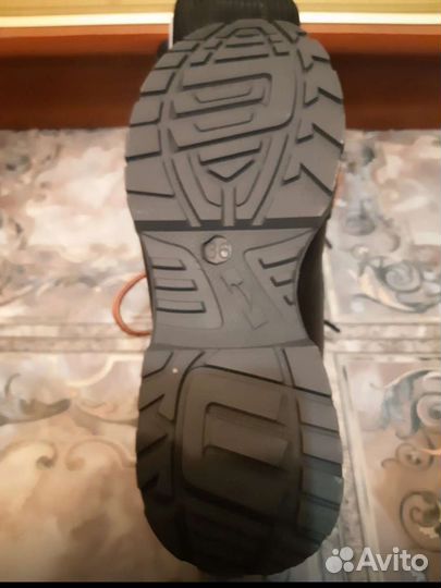 Ботинки и ушанка