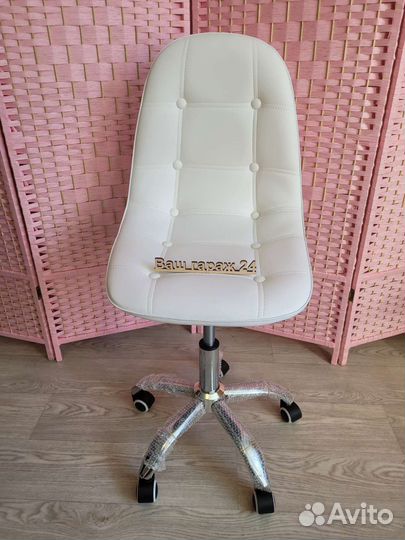 Стул мастера на колёсиках