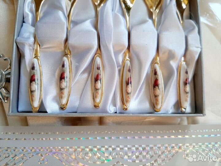 Скатерть, ложечки,блюдца