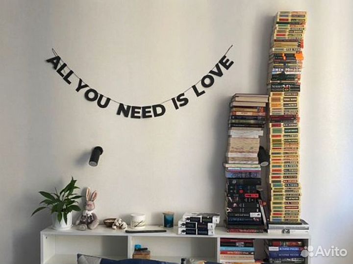 Растяжка на стену, черные буквы