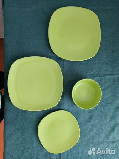 Комплект ярких керамических тарелок и салатник