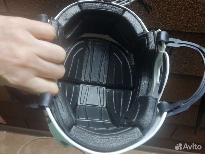 Хоккейный шлем