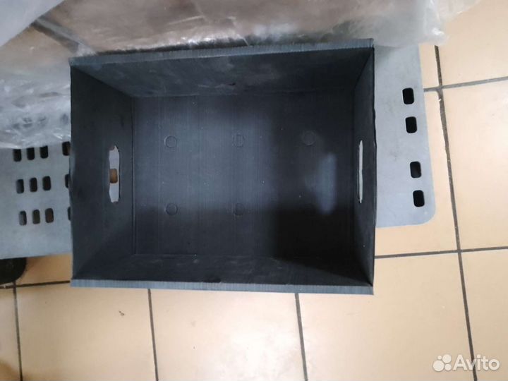 Ящике пластиковый с крышкой без крышки